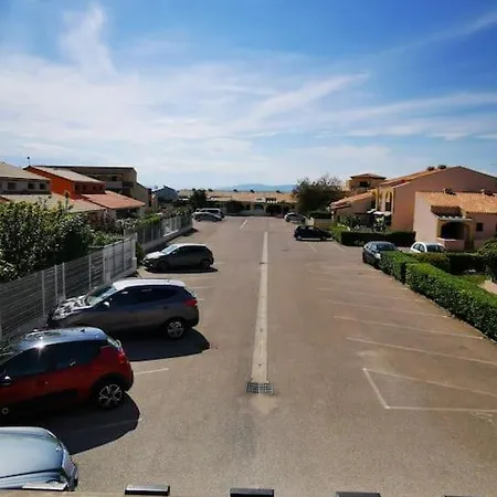 Joli Dans En Bord D'etang *